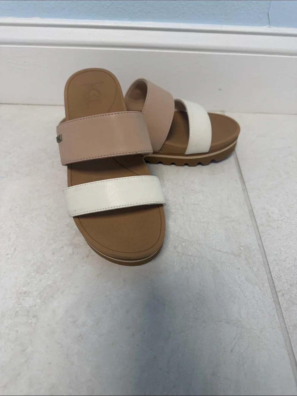 Reef Cushion Vista - Size 7- Beige and White - Picture 2 of 7
